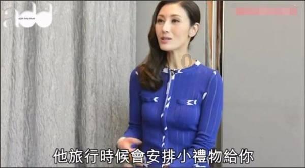 浇花的漂亮女孩